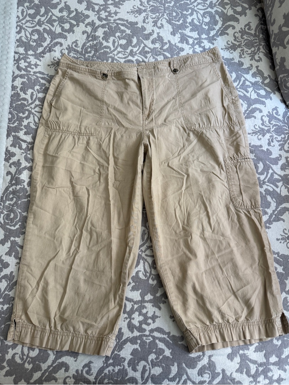Dockers Woman Khaki Cargo Capris